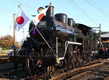大井川鐵道，SL急行列車に2024年賀正ヘッドマークと日章旗を装着