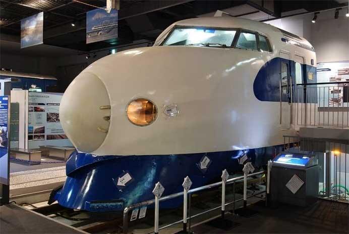 鉄道博物館で0系新幹線（21-25）の運転室を公開