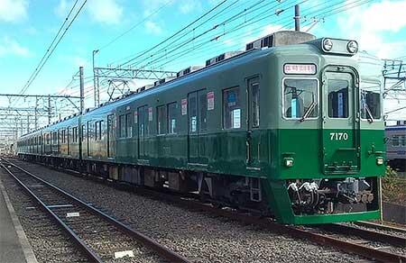 約30年前の濃淡グリーンのツートンカラーを施した7100系