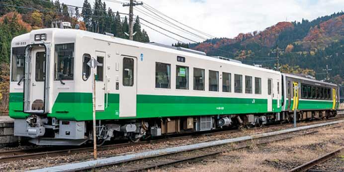 JR東日本，只見線全線運転再開1周年記念でキハ110形1両を朱色に変更