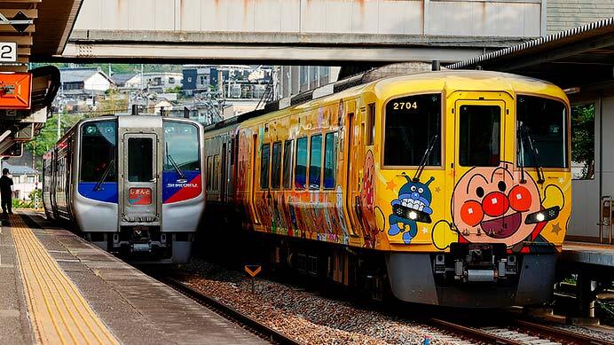 2700系「きいろいアンパンマン列車」とN2000系が阿波池田で並ぶ