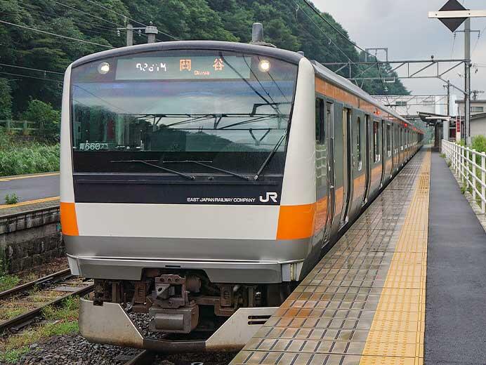 「諏訪湖祭湖上花火大会」にともなう臨時列車にE233系が使用される