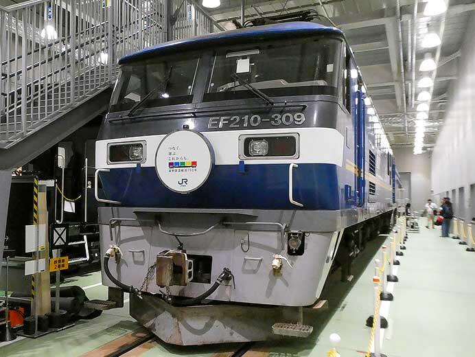 京都鉄道博物館で展示中のEF66とEF210にヘッドマーク