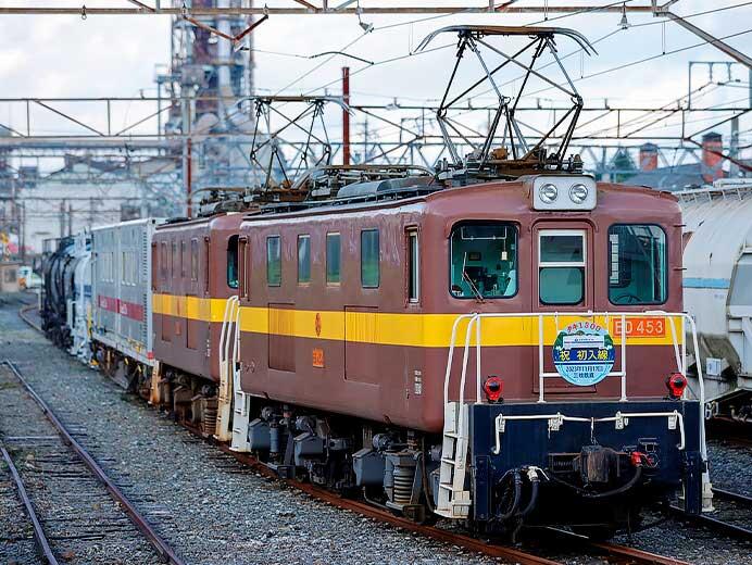 三岐鉄道ED452＋ED453に「タキ1300 祝 初入線」記念ヘッドマーク