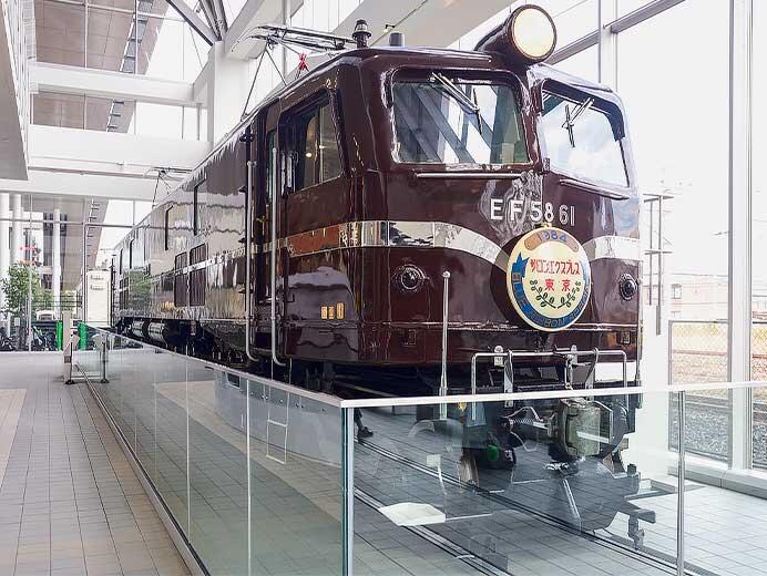鉄道博物館のEF58 61に「サロンエクスプレス東京 BLUE RIBBON SPECIAL」ヘッドマーク
