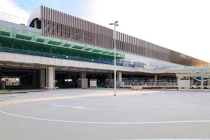 新潟駅高架下バスターミナルと万代広場の整備が進む