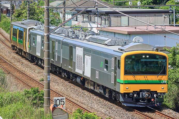 E493系がキハE130形の配給輸送をけん引