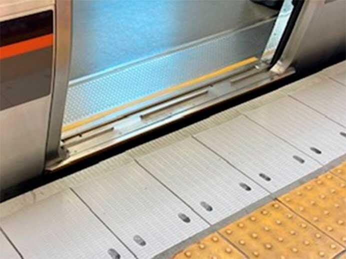 JR西日本，西九条駅1番のりばの改良形可動式ホーム柵の使用を6月28日から開始