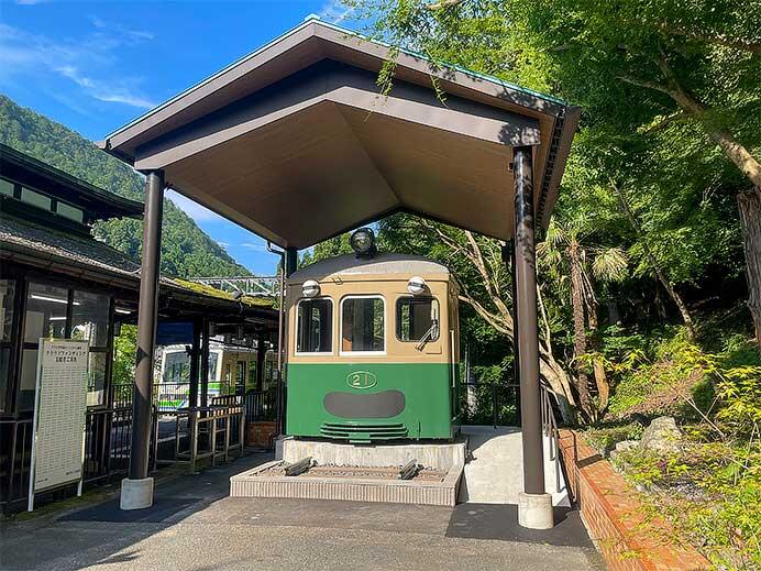 鞍馬駅前のデナ21カットボディに屋根が設置される