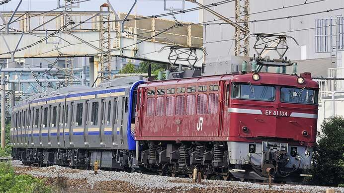 E235系J-38編成が配給輸送される