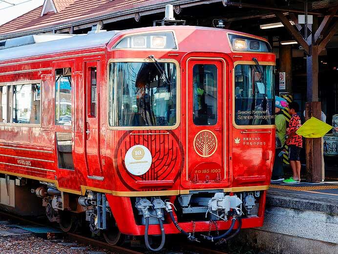 JR四国「ものがたり列車」に10周年記念ヘッドマーク