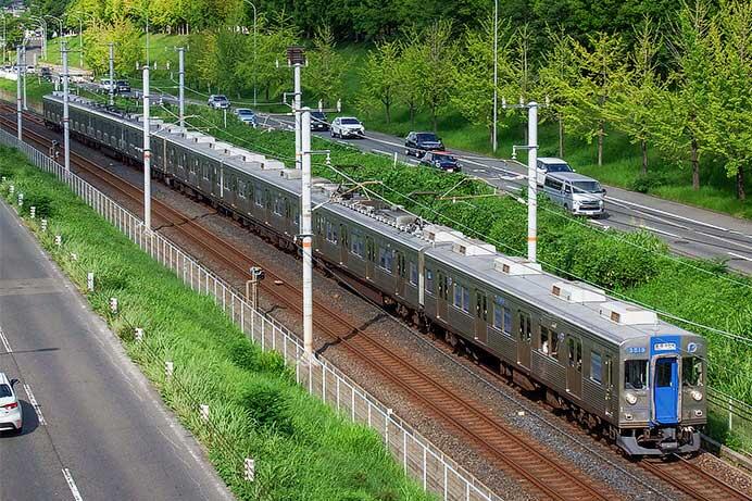 復刻デザインとなった泉北高速3000系が運転開始