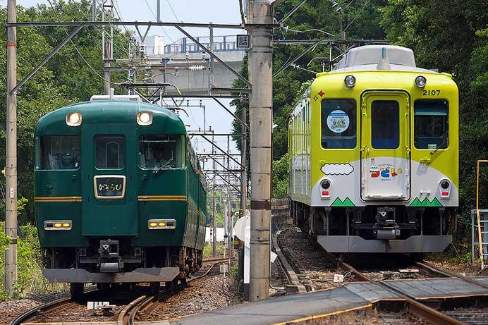 湯の山温泉駅南側で15400系「かぎろひ」と2013系「つどい」が並ぶ