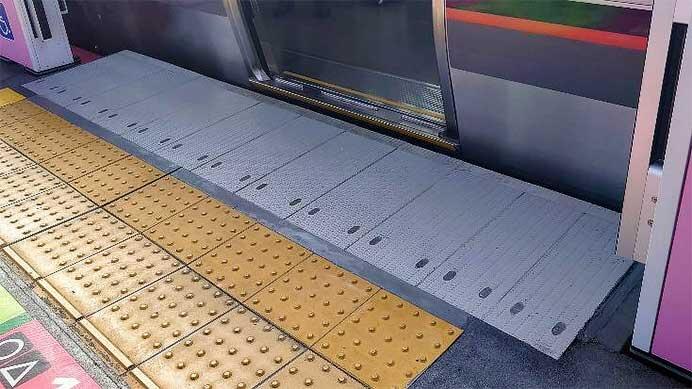 JR西日本，弁天町駅1番のりばの改良形可動式ホーム柵を8月6日から使用開始