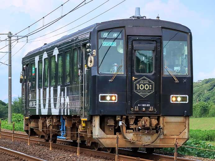 「美祢線100周年ラッピング車両」の試乗会・展示会が行なわれる