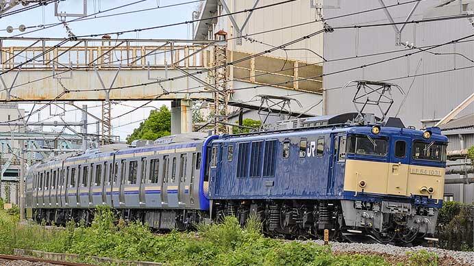 E235系F-42編成が配給輸送される