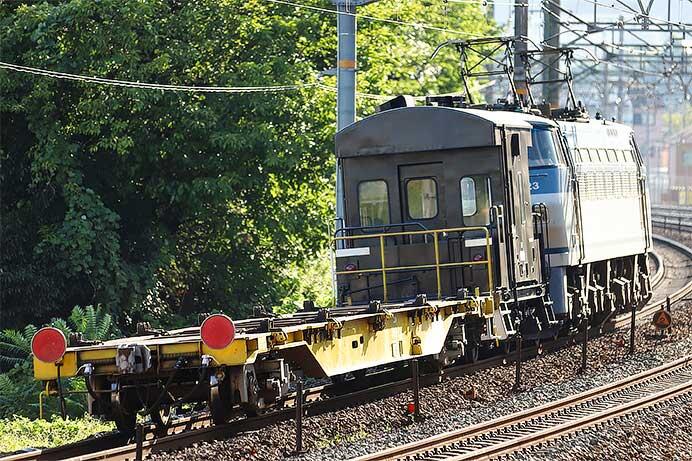 8865列車でヨ8891とコキ110-1が輸送される