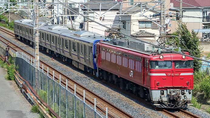 E235系1000番代J-40編成が配給輸送される