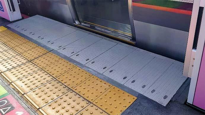 JR西日本，西九条駅4番のりばの改良形可動式ホーム柵の使用を9月28日から開始