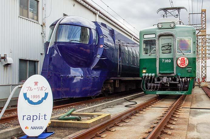 住ノ江車庫で「ラピート」と旧塗装7100系車両の撮影会開催