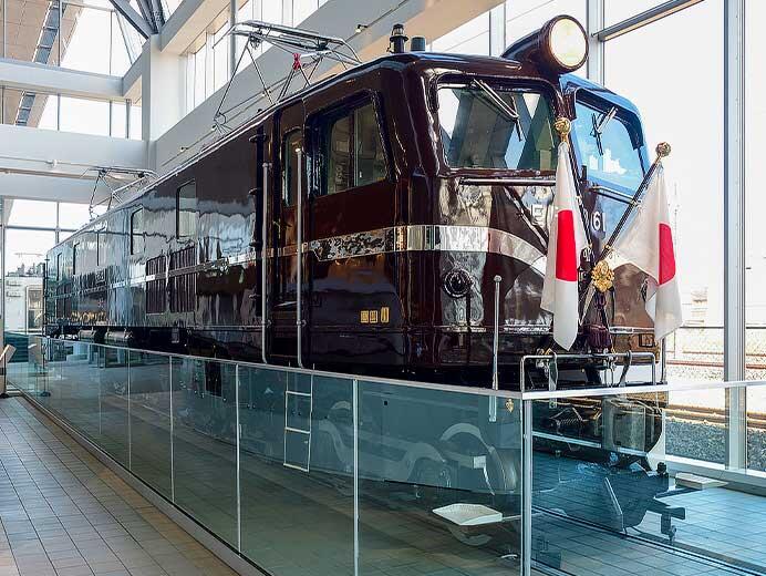 鉄道博物館で「EF58形61号電気機関車 お召飾り取り付け」