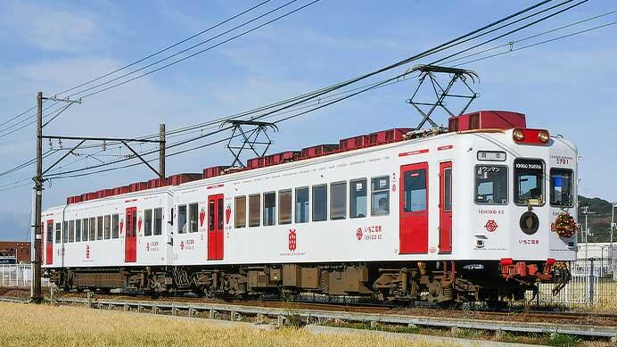 和歌山電鐵の「いちご電車」にクリスマスリース