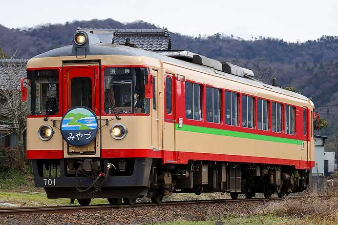 丹鉄で国鉄急行グリーン車ふう塗装の「みやづ号」運転