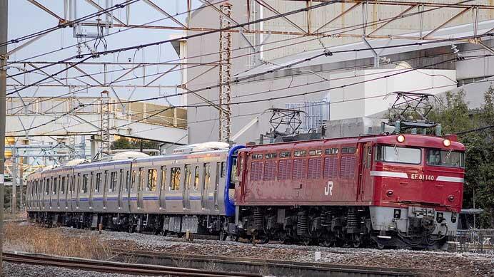 E235系1000番代J-43編成が配給輸送される