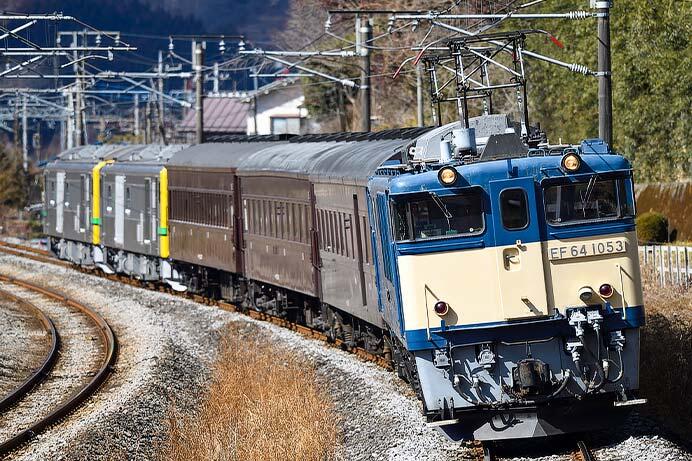 GV-E197形が旧形客車・EF64 1053を連結して試運転