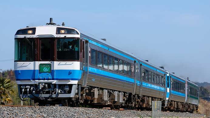 特急“うずしお8号”が4種のカラーリングの4両編成で運転