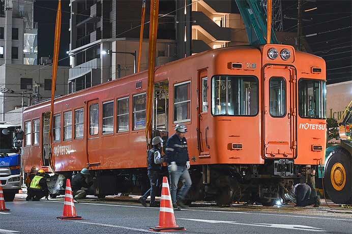 伊予鉄道700系が廃車のため搬出される