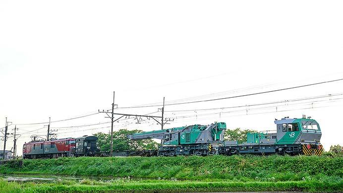 鉄道クレーン車が甲種輸送される