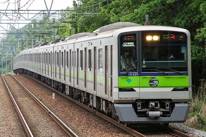 都営新宿線10-300形10-450編成に営業運転開始20周年記念ヘッドマーク