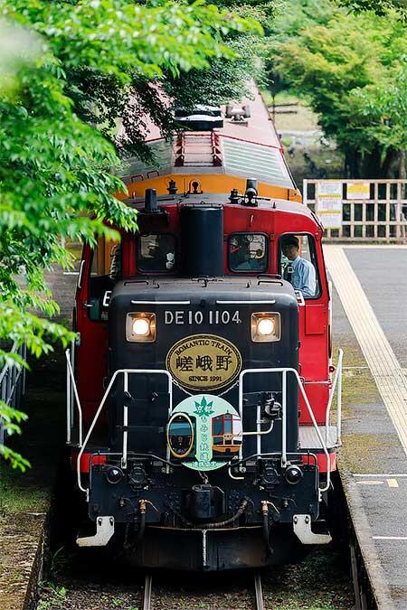 嵯峨野観光鉄道で「京都もみじ鉄道 連携協定・青もみじ」ヘッドマーク