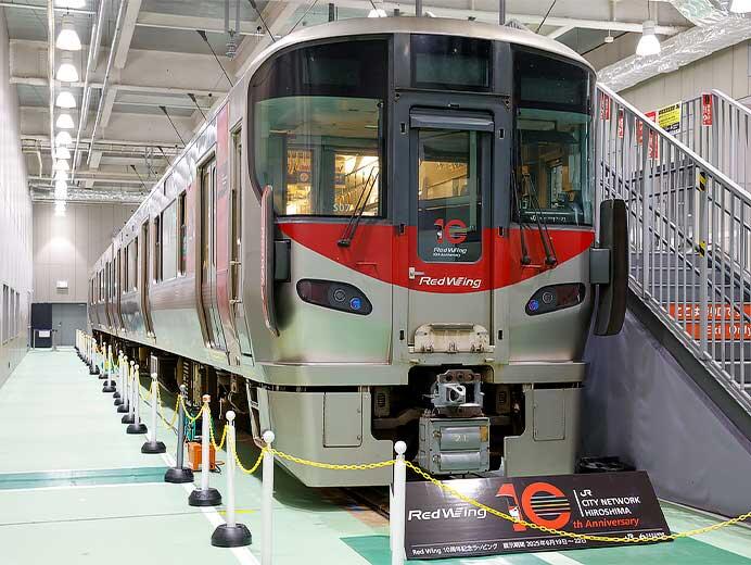 京都鉄道博物館で227系の特別展示