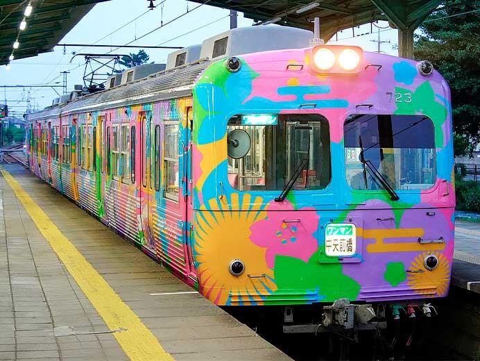 上毛電鉄で「前橋ウィッチーズ」ラッピング電車運転