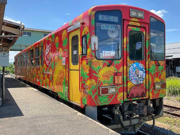 山形鉄道で「もっちぃ駅長2周忌&しょこら駅長勇退」記念ヘッドマーク