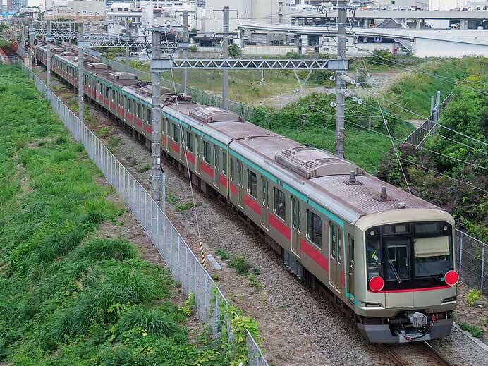 東急5000系5106編成が甲種輸送される