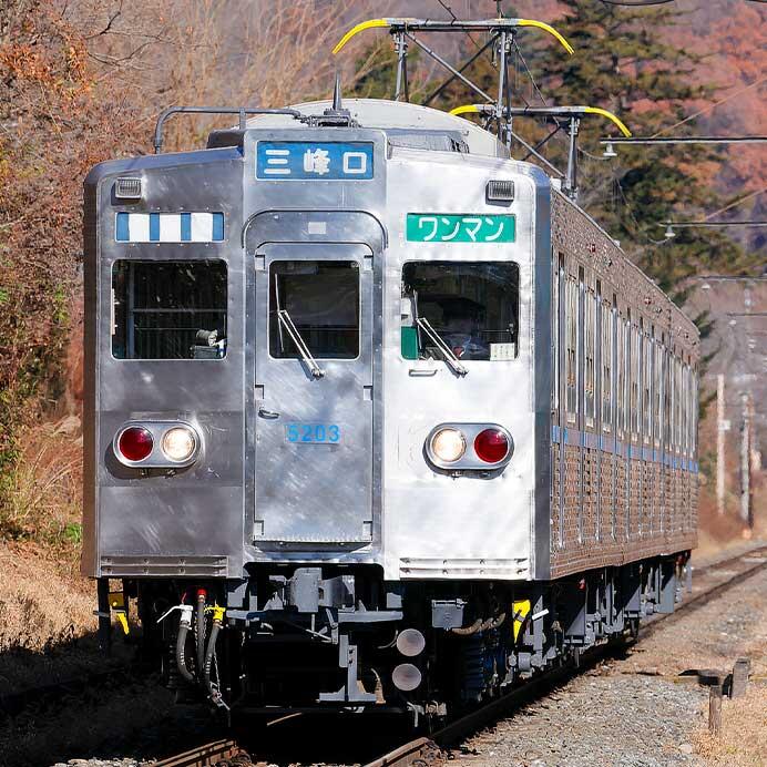秩父鉄道5000系5003編成の前面の青帯が剝がされる