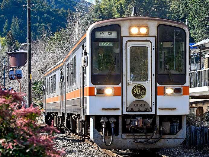 キハ11形に名松線開業90周年記念ロゴヘッドマーク