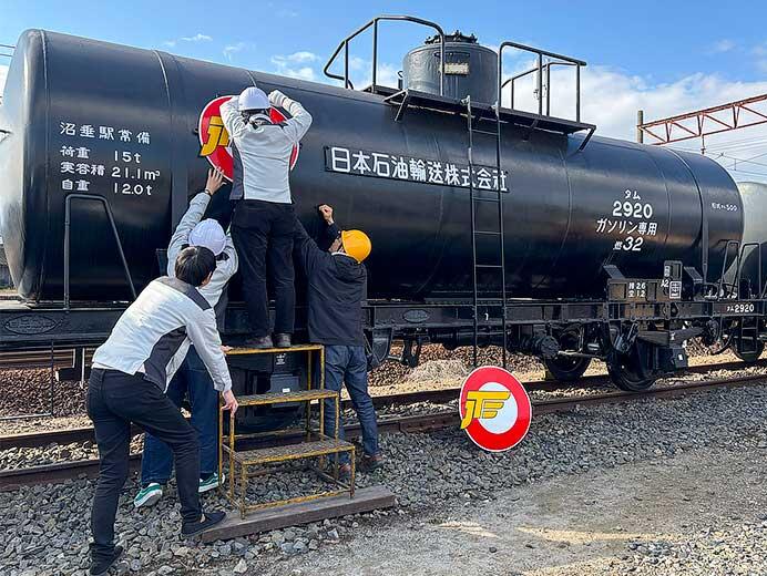 貨物鉄道博物館でタム2920の社章取付式が開催される