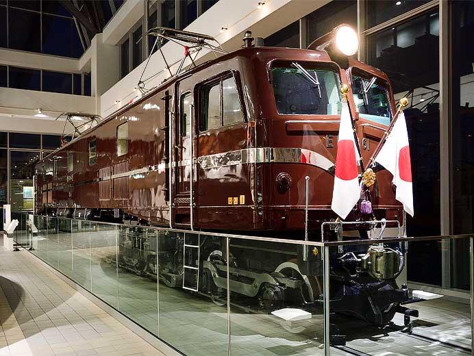 EF58 61号機にお召飾りが取り付けられる