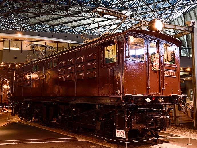 鉄道博物館で展示車両にお正月飾り