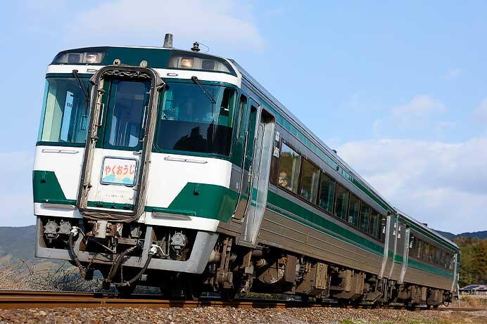 初詣臨時特急&ldquo;やくおうじ&rdquo;がキハ185系復刻国鉄色2両で運転される